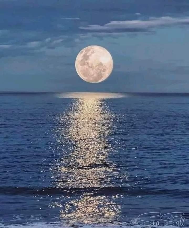 Stunning capture of the Moon over the ocean