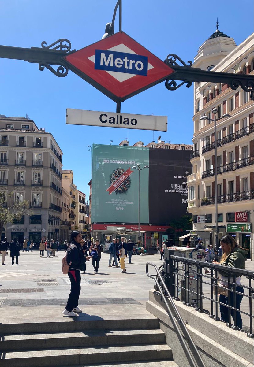 Íbamos paseando por Callao y nos hemos quedado #Muertos 🙈 

#MuertosSL