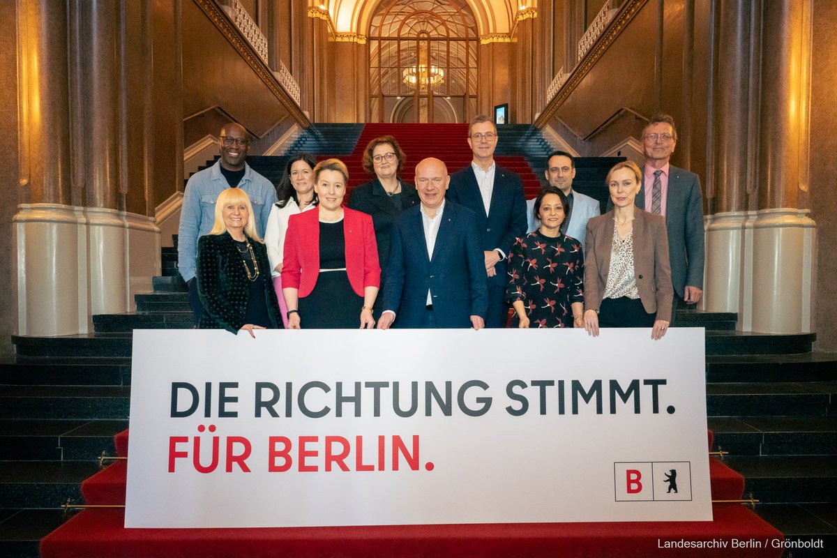 Nach dem 1. Regierungsjahr hat der Berliner Senat heute Bilanz gezogen! Seit seinem Amtsantritt arbeitet der Senat daran, unsere Stadt jeden Tag ein Stück besser zu machen. Wichtige Weichen wurden gestellt, damit Berlin besser funktioniert, sicherer, sozialer und schneller wird.