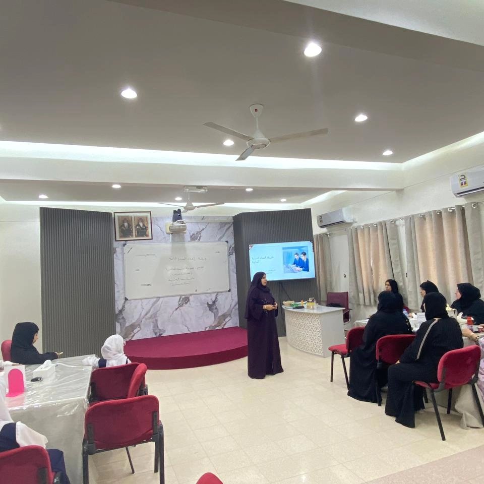 Asma_bint_Yazed's tweet photo. نظمت اليوم معلمات الدمج السمعي تزامناً مع فعاليات أسبوع الأصم العربي ٤٩ بالتعاون مع قسم الموارد البشرية بمكتب المحافظ ورشة: إعداد السيرة الذاتية من تقديم نعيمة الحاتمية ( أخضائية تدريب )وعاصمة حمد المعمرية ( أخصائية تخطيط ).
#فعاليات_تعليمية_جنوب_الباطنة 
https://t.co/FytwVS8tC2 https://t.co/L0TqZkit84