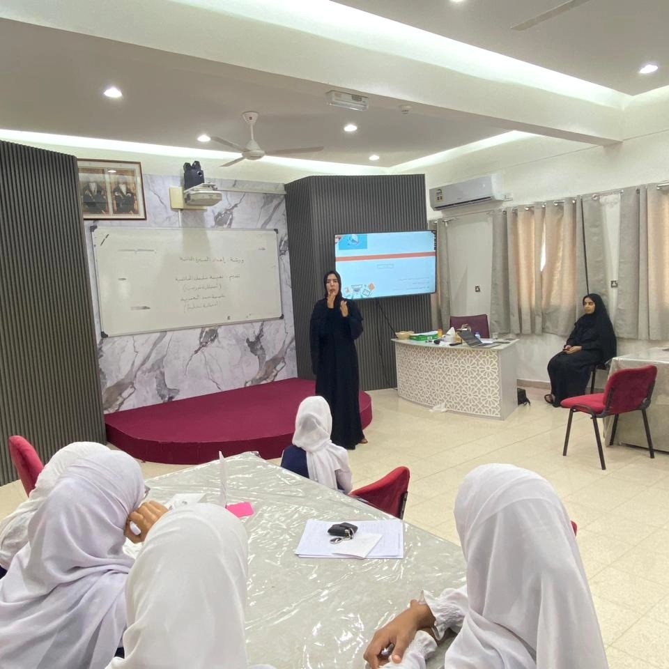 Asma_bint_Yazed's tweet photo. نظمت اليوم معلمات الدمج السمعي تزامناً مع فعاليات أسبوع الأصم العربي ٤٩ بالتعاون مع قسم الموارد البشرية بمكتب المحافظ ورشة: إعداد السيرة الذاتية من تقديم نعيمة الحاتمية ( أخضائية تدريب )وعاصمة حمد المعمرية ( أخصائية تخطيط ).
#فعاليات_تعليمية_جنوب_الباطنة 
https://t.co/FytwVS8tC2 https://t.co/L0TqZkit84
