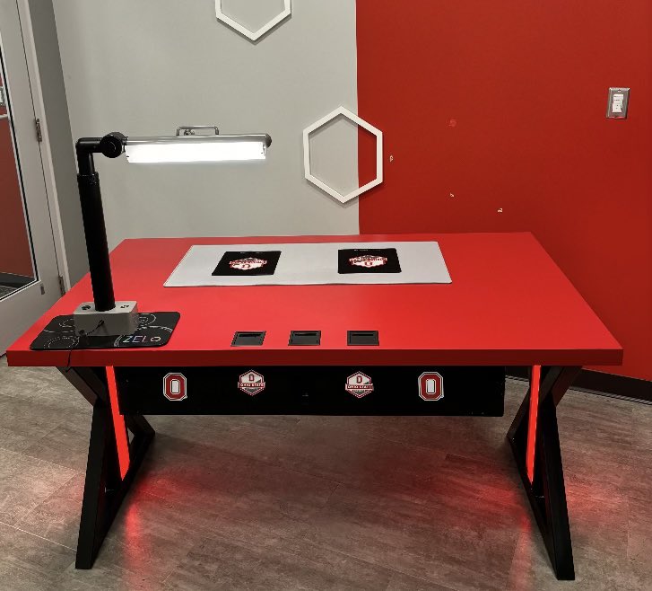 Universities deserve the same quality gear as professionals. Check out the custom shoutcasting desk we made for The Ohio State!

#esports #HigherEducation #coaches #esportsdirector