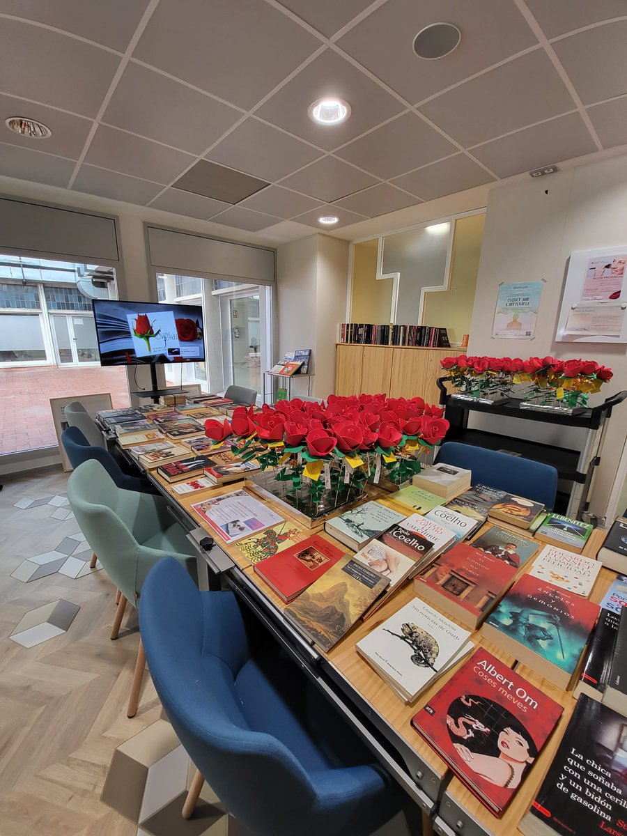 ICO_oncologia's tweet photo. L'espai #DOMUM de l'@ICO_oncologia de l'Hospitalet s'ha convertit avui, #Diada de #SantJordi, en un espai de #llibres i #roses per als pacients que visitaven les Consultes Externes. 🌹📚🐉
Gràcies als donatius i les manualitats de l'equip de voluntariat!
@ContraCancerBCN https://t.co/qJcF62w9M0