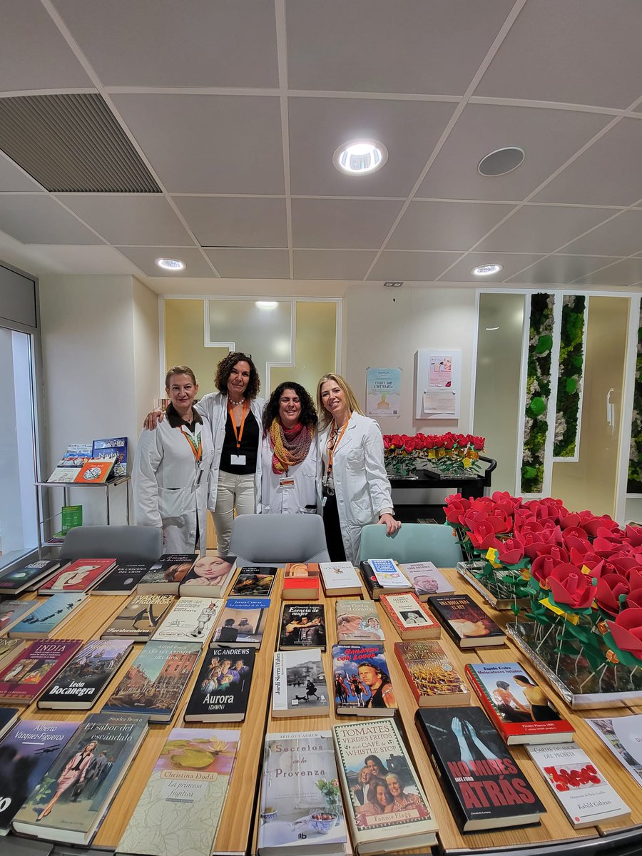 ICO_oncologia's tweet photo. L'espai #DOMUM de l'@ICO_oncologia de l'Hospitalet s'ha convertit avui, #Diada de #SantJordi, en un espai de #llibres i #roses per als pacients que visitaven les Consultes Externes. 🌹📚🐉
Gràcies als donatius i les manualitats de l'equip de voluntariat!
@ContraCancerBCN https://t.co/qJcF62w9M0