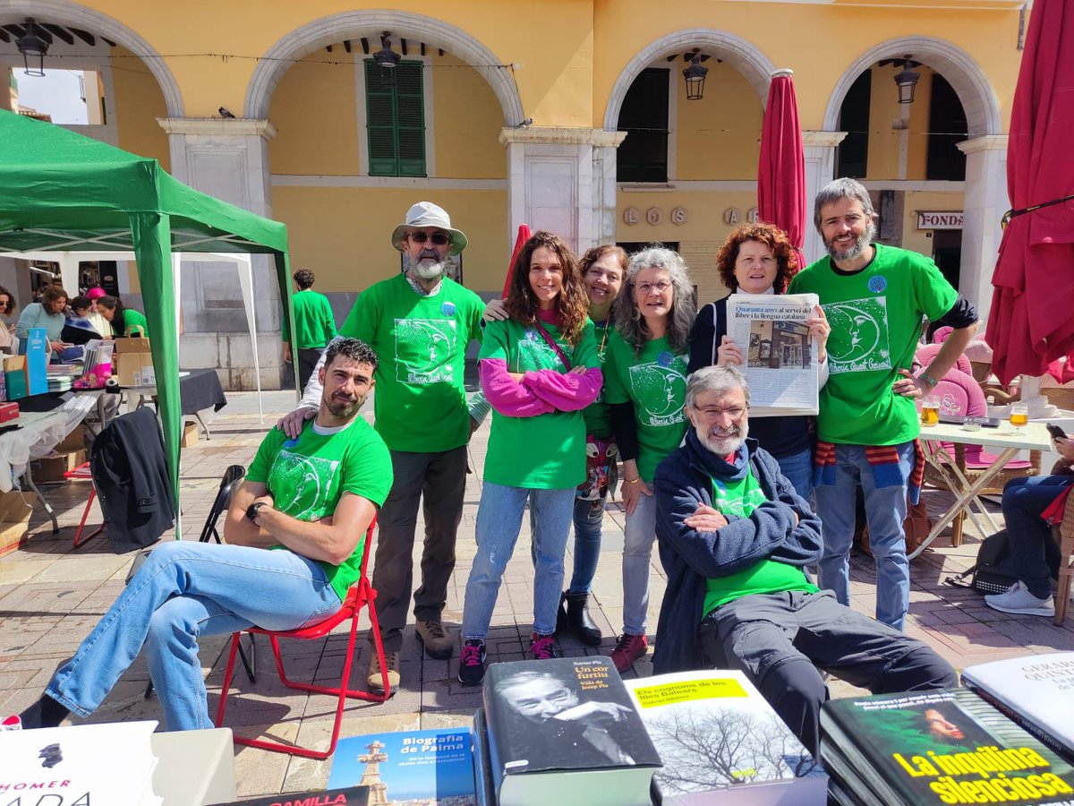 Ha sortit el sol i amb ell totes les ganes de llibres i roses que aquest Sant Jordi es mareix! 
#SantJordi2024