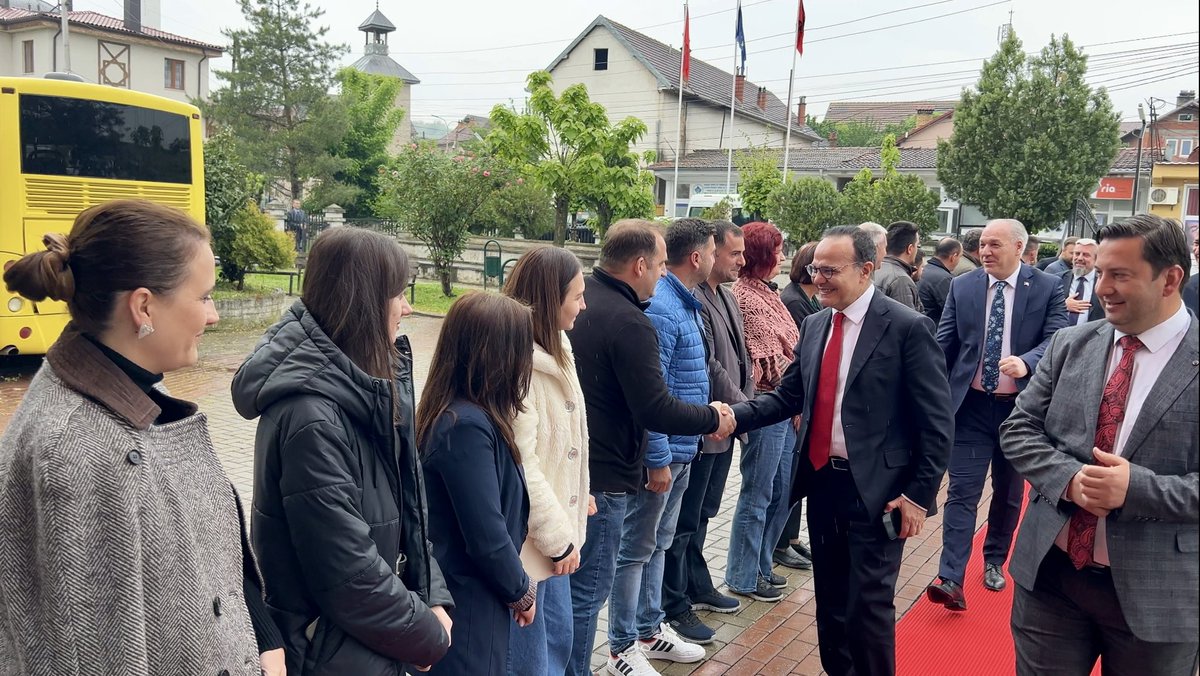 Bakan Yardımcısı ve AB Başkanı Büyükelçi Mehmet Kemal Bozay, Mamuşa Belediye Başkanı Abdulhadi Krasniç ile görüşmüş, Kosova’daki nüfus sayımları ve soydaşlarımızın durumuna ilişkin bilgi almıştır. 🇹🇷🇽🇰