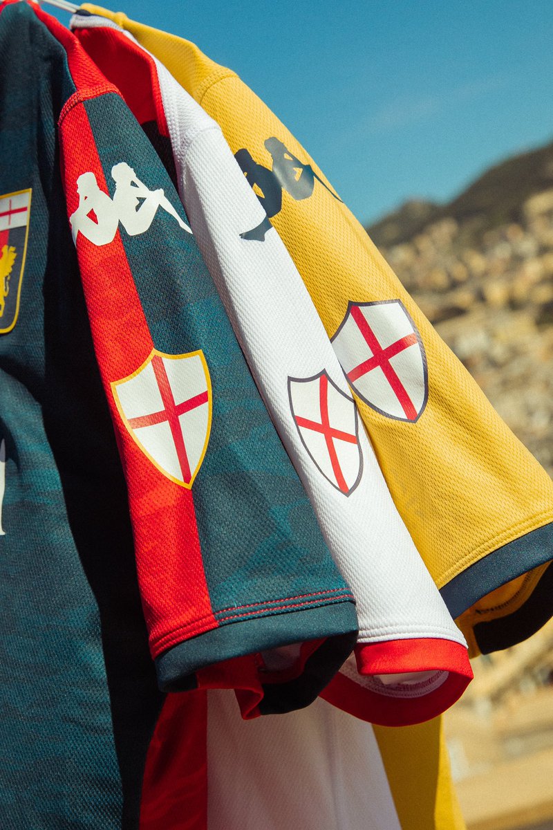 TheShirtUnion's tweet photo. 🏴󠁧󠁢󠁥󠁮󠁧󠁿| @GenoaCFC x Genova

Genoa will ear a special version of their shirt against Cagliari next week featuring 'Genova' text and the St George's shield on the sleeve, celebrating their city and St George. https://t.co/CnXPBytroL