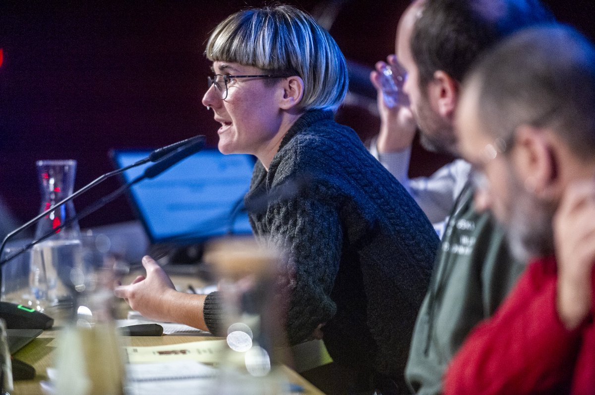 Intersekzionalitatea, klasea, heriotza, bizindartzea, pribilejioak, boterea...
Hizkuntza gutxituen gaineko diskurtsoak eraldatzen ari dira eta ari gara.
Elementuok josteko moduaz hainbat gako plazaratu dituzte Onintza Legorburuk, Xan Airek eta Mikel Peruarenak.

#EkosistemaBizia