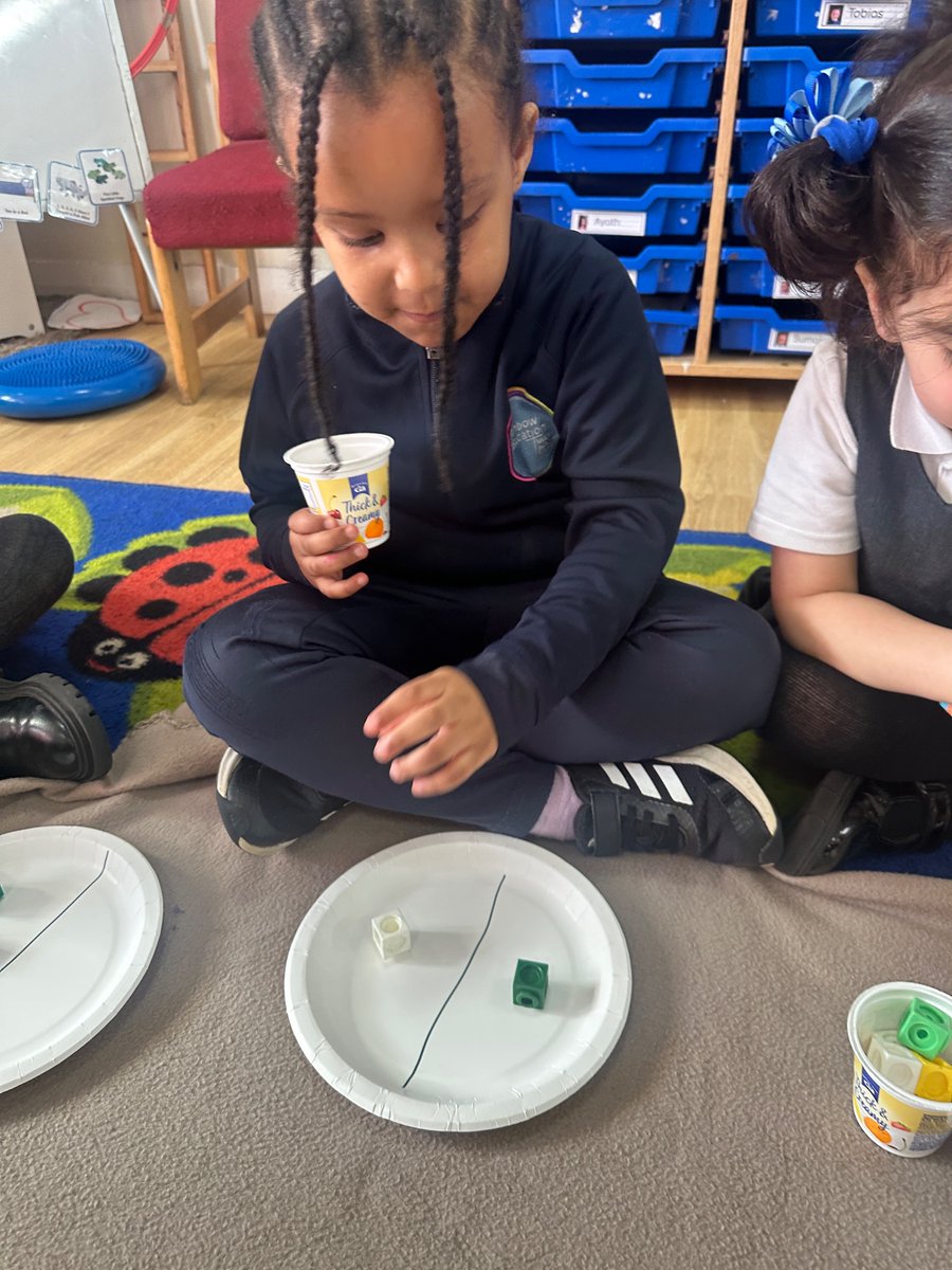 Rec_StSilas's tweet photo. We have been sharing equally, spotting patterns in numbers 1-10. #SilasMaths @stsilasschool https://t.co/iuKqvlFtl5