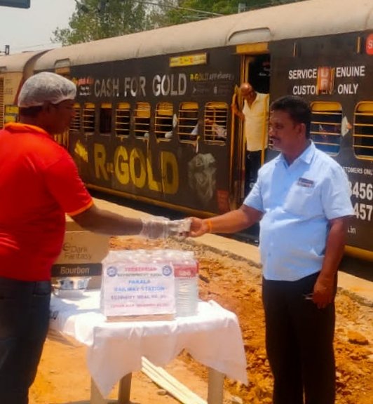 Indian Railways offers #meals at Economical price for passengers during summer -Economy Meals are provided at 12 Rly stations, 23 counters over SCR -It provides affordable, quality & hygienic food, these meals are made avbl near general coaches on platforms.