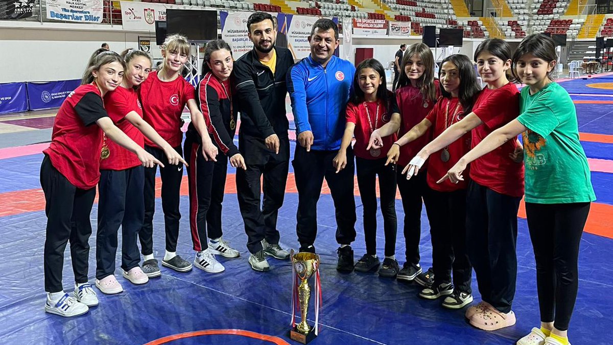 Minderin sultanları yine madalya yağdırdı!🇹🇷
U15 Türkiye kadınlar Şampiyonasında Taşoluk ve Yeşilay Spor Kulübü sporcuları büyük başarı elde etti.
✔️Türkiye'nin en iyisi yine Taşoluk!
#güreş #U15 #TürkiyeŞampiyonası #madalya #gurur #başarı
@oa_bak @gencliksporbak