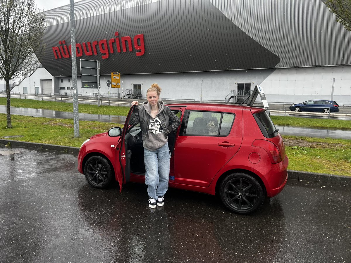 Blijft stoer mijn oudste 🥰en Tobie achter het raam