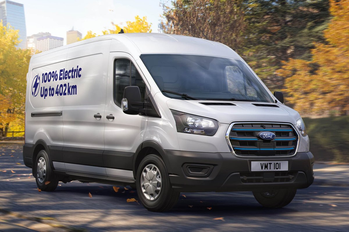 ElectriveNet's tweet photo. #Ford führt eine neue Variante des E-Transit ein, die dank größerer #Batterie künftig auf bis zu 402 Kilometer kommt – und auch schneller laden kann. Die Bestellbücher sollen noch 2024 öffnen und erste Auslieferungen im Frühjahr 2025 folgen. https://t.co/XHrymFrXY9 #eTransporter https://t.co/oqZXMVXYJ1