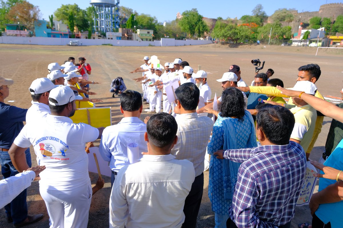 #LokSabhaElections2024    जिला पंचायत सीईओ सविता झानिया ने मतदाता जागरूकता के लिए धार में आयोजित #दिव्यांगजन क्रिकेट प्रतियोगिता में शामिल हुए खिलाड़ियों को अपने मताधिकार का उपयोग करने हेतु #शपथ दिलाई। #ChunavKaParv #DeshKaGarv #Election2024 #GeneralElections2024 #IVote4Sure