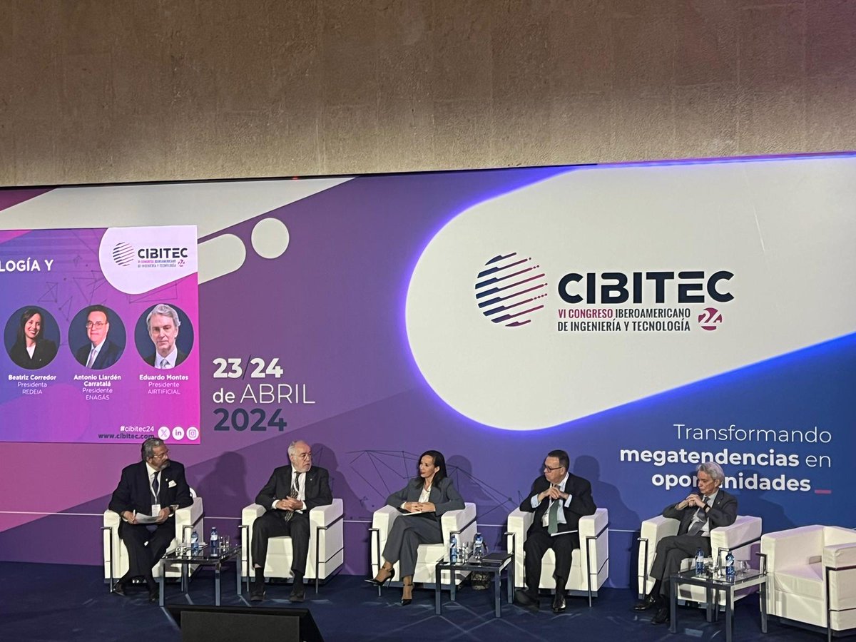 Los ingenier@s 👩‍💻👨‍💻son parte del ADN de nuestra compañía y a ellos debemos muchos de los principales hitos de nuestra historia. Hoy, nuestra presidenta @BeatrizCorredor ha reconocido la labor de estos profesionales 🚀en las jornadas #CIBITEC de @COIIM: 📣'Invertiremos 1.000…