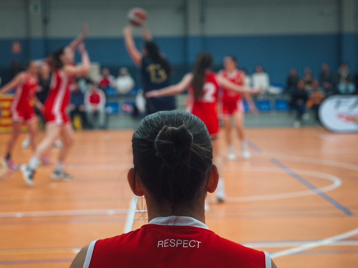 La palabra que más nos define como equipo. 🤝

El ambiente está increíble en el CEU Baloncesto.

¡VAMOS CHICAS!🤩🏀

#CEUBaloncesto #USJSíSePuede #deportividad
