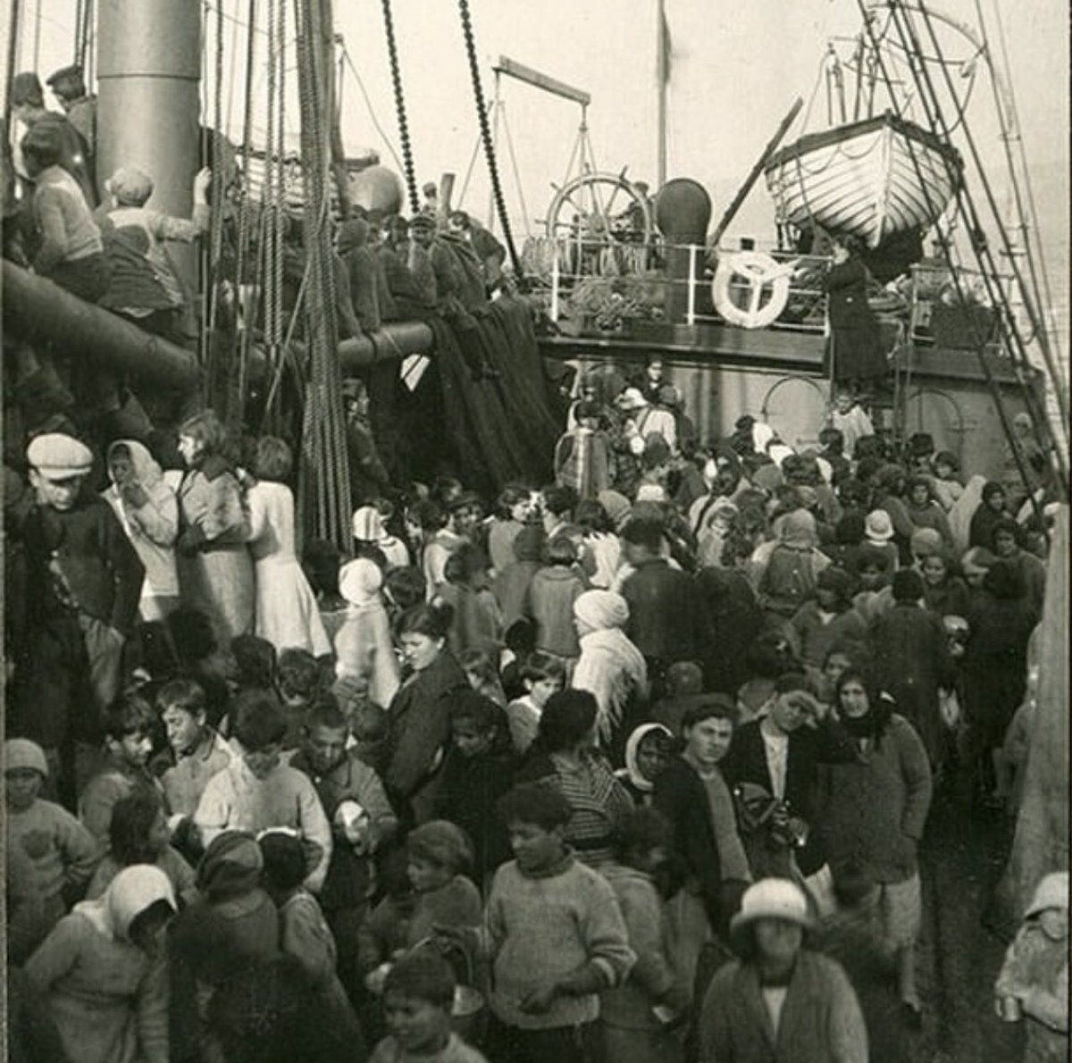 🇦🇲🇬🇷 Armenian and Greek orphans in the port of Samson aboard a ship bound for Greece in November 1922. 

#ArmenianGenocide #GreekGenocide