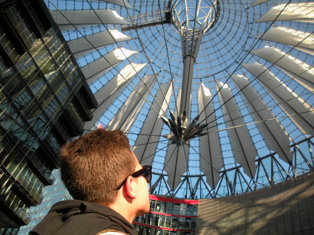 Berlino 🐻 Visita all'interno di uno dei simboli della Nuova Berlino e della riunificazione tedesca 🇩🇪 La magnifica cupola di vetro (Reichstag Dome) sovrastante il palazzo del Parlamento tedesco. 📹youtube.com/watch?v=U6mXM0…