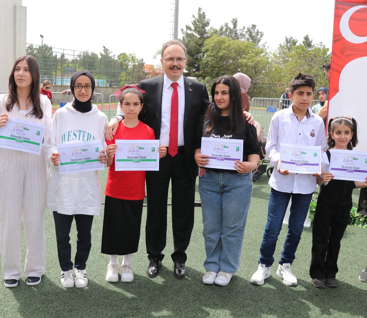 Valimiz Sn. @Dr_KemalKzlkaya ve eşi Hanımefendi Nurten Kızılkaya , 23 Nisan Ulusal Egemenlik ve Çocuk Bayramı’nın 1️⃣0️⃣4️⃣. yıl dönümü dolayısıyla; 📍#Siirt 2 No'lu Futbol sahasında düzenlenen kutlama programına katıldı. #23NisanKutluOlsun🇹🇷
