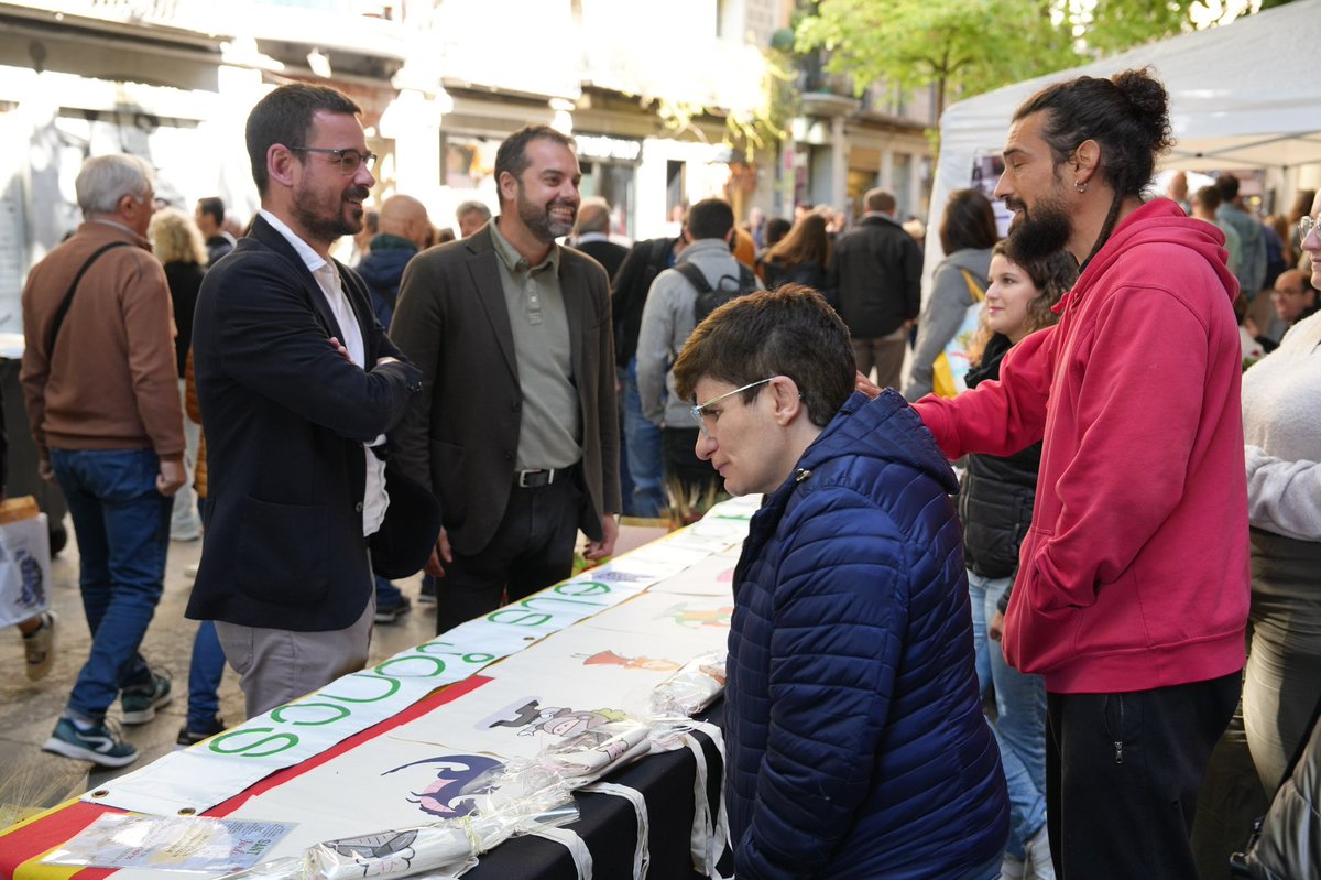 🌹📚Molt content de tornar a tenir els carrers del Barri Vell de Girona plens de roses i llibres aquest #SantJordi.

Us desitjo una molt bona Diada i que gaudiu d’aquesta festa popular central per a la ciutat i el país.