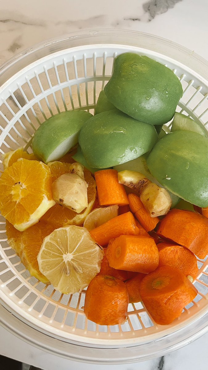 cindyarmedya's tweet photo. bahan : 
- 3 granny apple
- 1lemon
- 2 jeruk navel
- 4 wortel
- 1/2 nanas
- sedikit jahe https://t.co/WAvnH1C8Vo