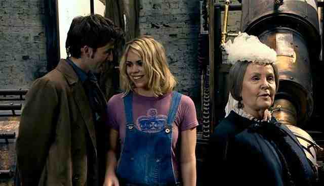 atruedrwhofan's tweet photo. #OTD 2006: The Doctor and Rose arrived in 1869, met Queen Victoria, were chased by a werewolf and Torchwood was born in #DoctorWho #ToothAndClaw https://t.co/pZj2rNLPwl