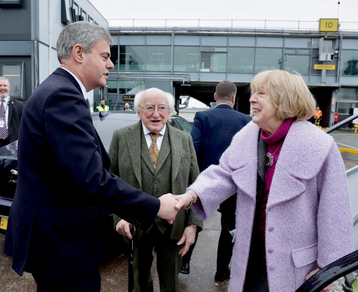 President Michael D. Higgins and Sabina Higgins have arrived in Manchester! ☘️ Ambassador Fraser and @IrlCGManchester welcomed @PresidentIRL on arrival, as he prepares to receive an Honorary Doctorate from the University of Manchester.