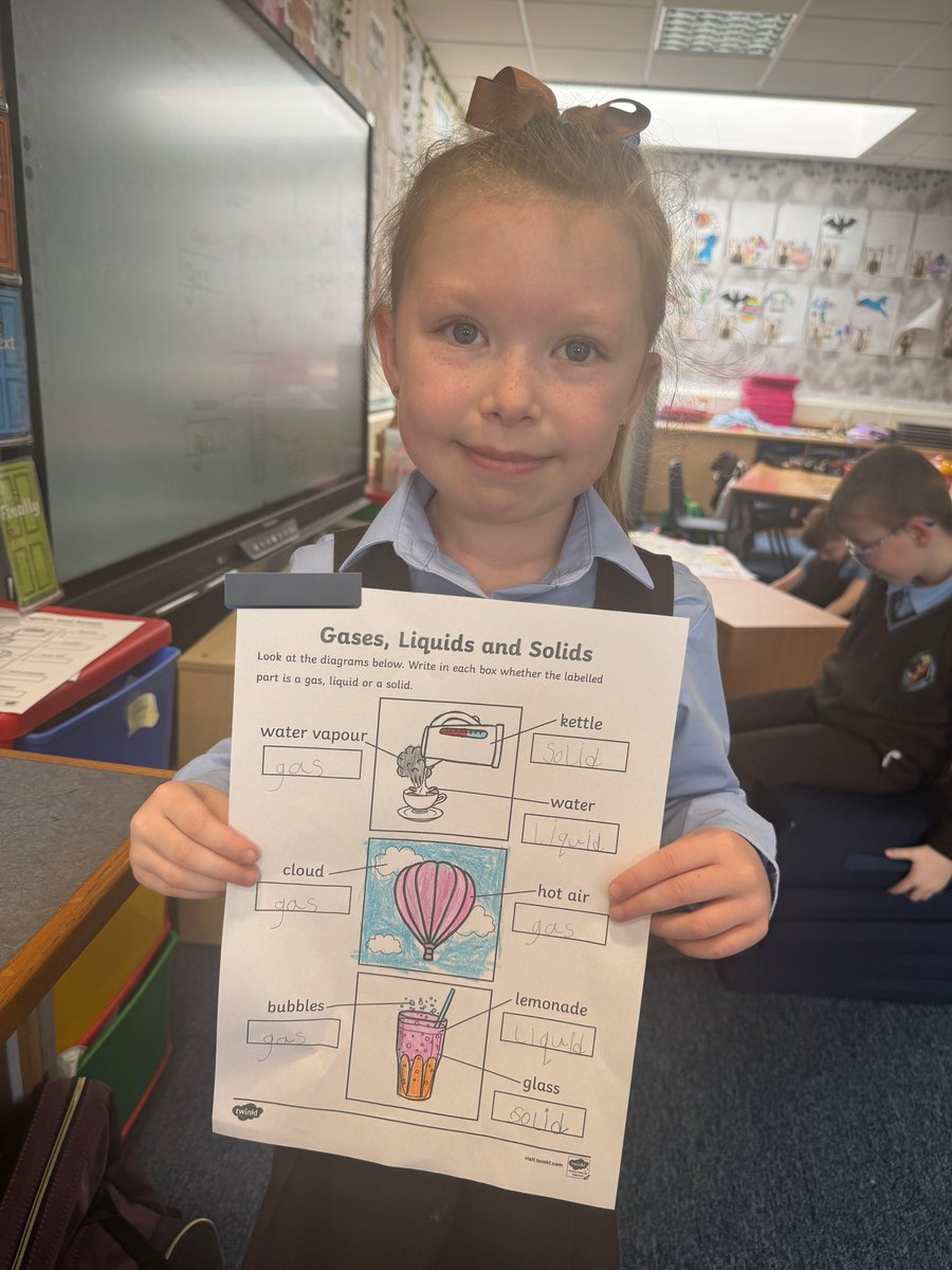 MrsJenkinsKL's tweet image. In science we are learning about states of matter. We now know about solid, liquid and gas and can discuss these with our peers. I can feel an experiment coming up soon! 🧊💦💨 #SolidLiquidGas