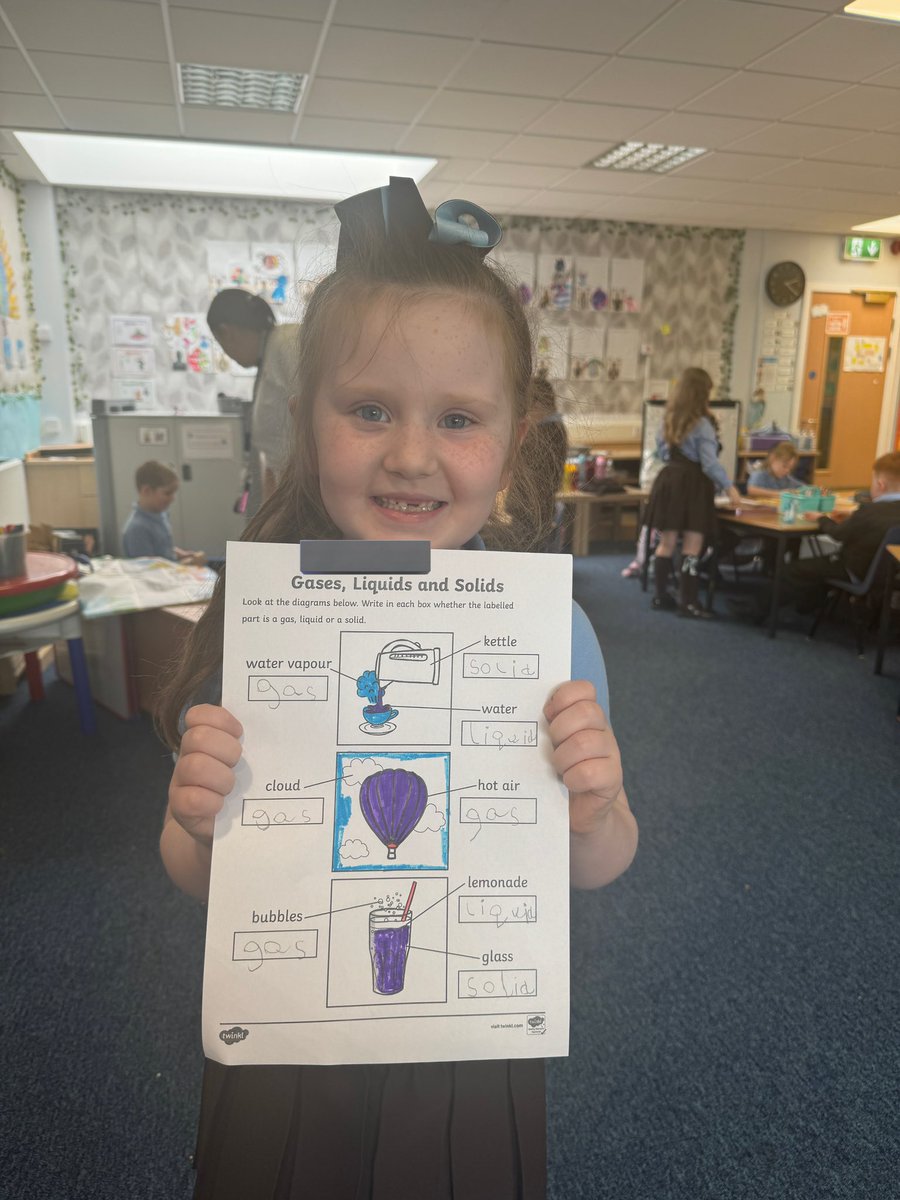 MrsJenkinsKL's tweet image. In science we are learning about states of matter. We now know about solid, liquid and gas and can discuss these with our peers. I can feel an experiment coming up soon! 🧊💦💨 #SolidLiquidGas