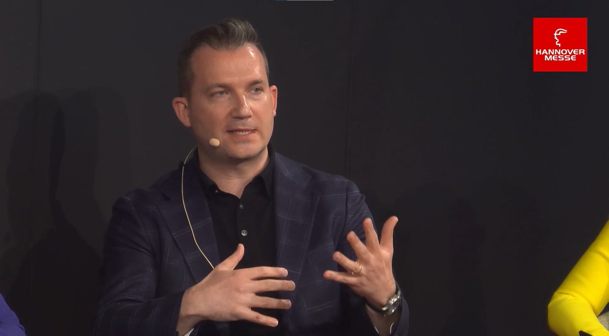 Unser Mann für #NewSpace – auch auf der #HM24. 🚀 <a href="/Wachter__M/">Matthias Wachter</a> sagt, wir müssen risikofreudiger sein; es geht auch mal was schief, aber nur so lernen wir und kommen voran. Mit <a href="/DLR_de/">DLR_de</a>, <a href="/FhAviationSpace/">Fraunhofer AVIATION & SPACE</a> und <a href="/HeckerJana/">jana hecker</a> ging's um Chancen &amp; Herausforderungen für die Raumfahrttechnik.