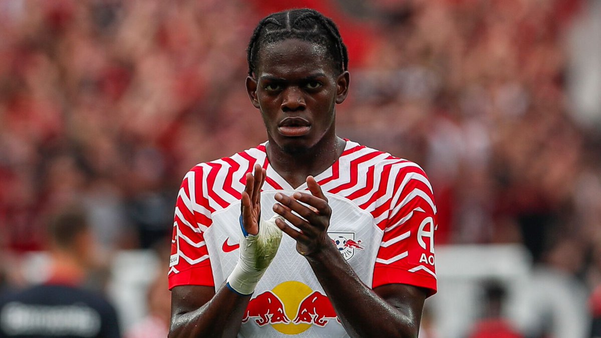 🚨 #MUFC #CFC #RBLeipzig Auteur d'une grosse saison avec Leipzig, Castello Lukeba est suivi avec insistance par Manchester United. Chelsea, a pris des renseignements ces derniers jours au sujet de l'international 🇫🇷 qui dispose d'une clause libératoire de 70 M€ en 2025.…