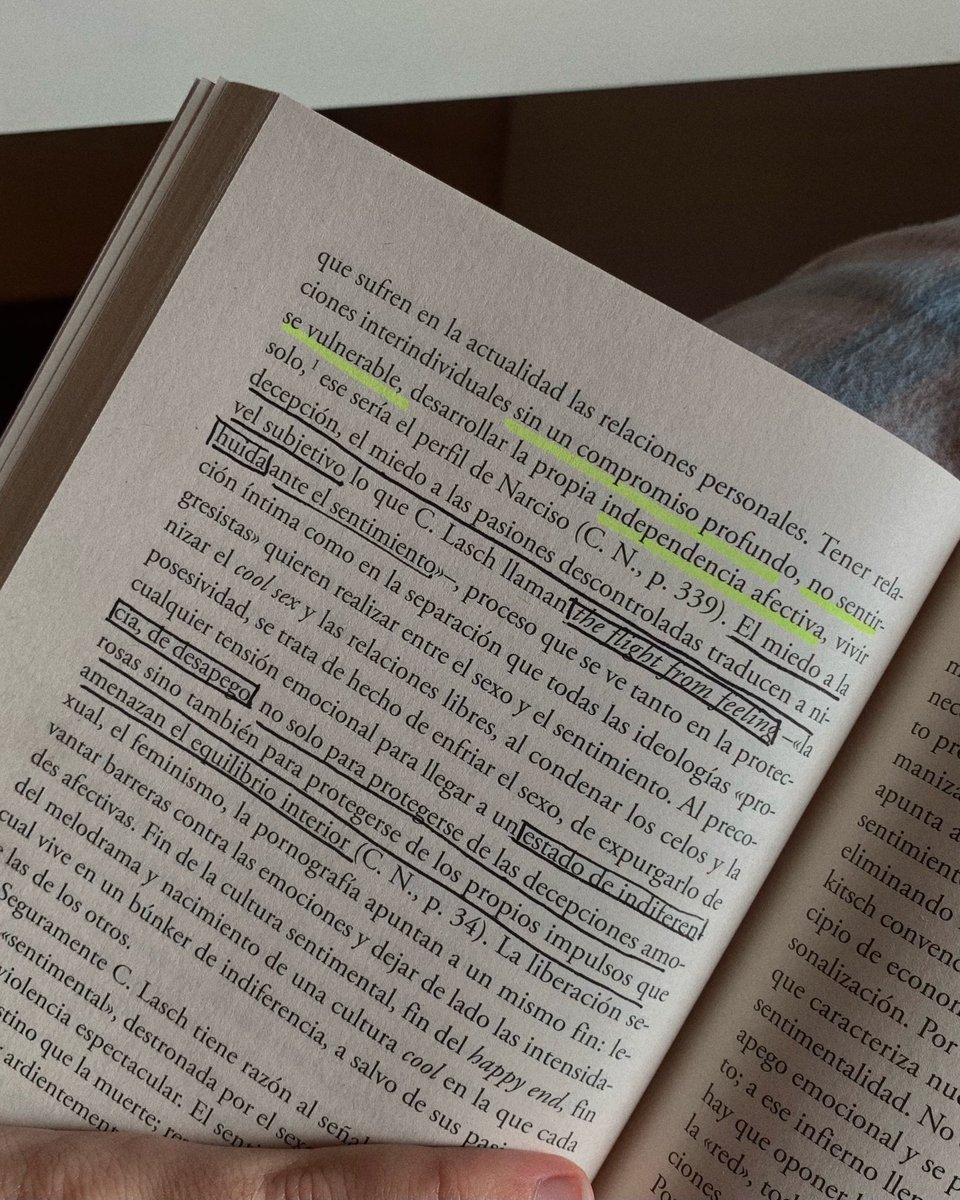 sofiamartinfdez's tweet photo. El que lee mucho y anda mucho ve mucho y sabe mucho.
23A📚🌹 https://t.co/Y6VOsitB03