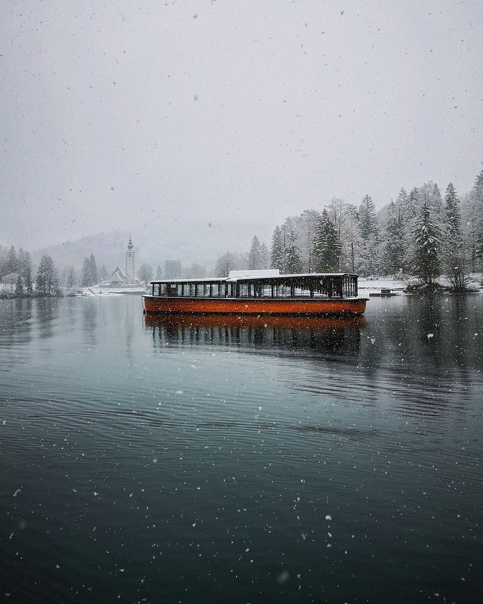 Snow Alert! ❄️ Don't let the flakes stop you—our panoramic boat rides at Lake Bohinj run even in snowy weather. Hop aboard and marvel at the magical, snow-draped landscapes from the best view in the house—the deck of our boat! 🤗 📷 Lucija Rozman