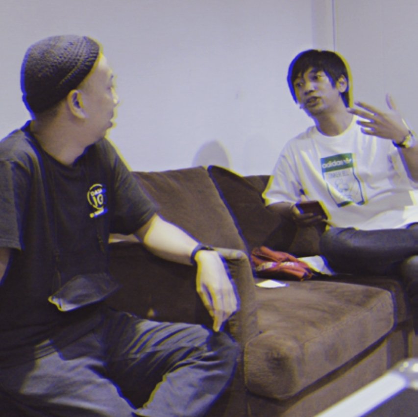 A: cinta waktu SMA gimana?

R: Pengalaman gw jaman SMA suka sm cewe nembak sampai 7x &amp; selalu di tolak! Endingnya bilang ‘maaf km trlalu baik buat q’, pulang k rmh lgs ambil gitar trs bikin lagu CINTA INI MEMBUNUHKU. smbil dlm hati berdoa (semoga dapet penjahat).

Aku: anjayyyy!!