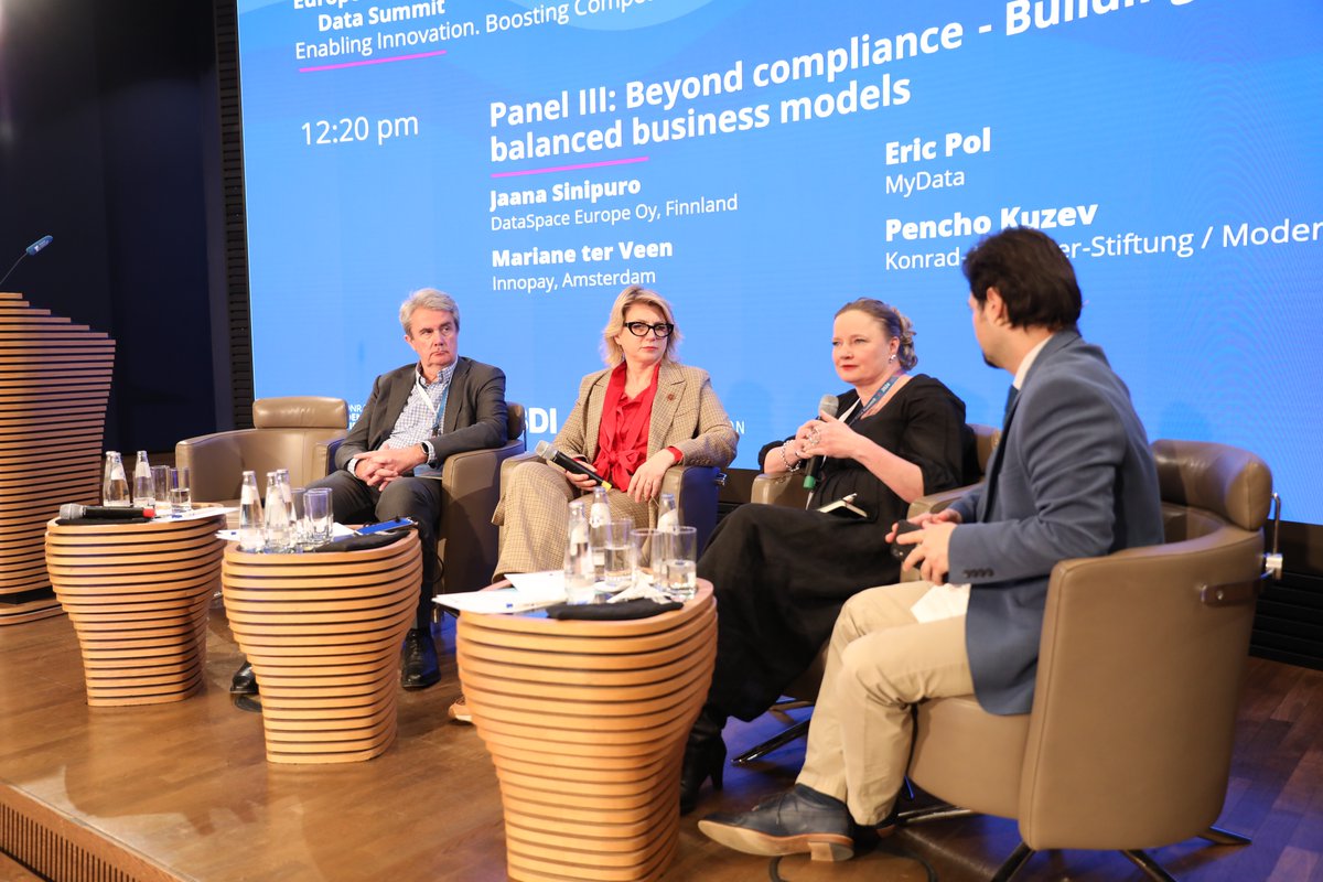 Great panel at the 6th European Data Summit in Berlin! Experts including @MarianeterVeen, Jaana Sinipuro of DataSpace Europe, and Eric Pol of @mydataorg discussed how digital sustainability can drive innovation. Read more innopay.com/en/publication… #DataSummit #DigitalSustainability