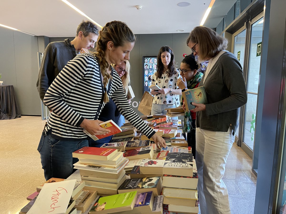 Bona diada de Sant Jordi 🌹📚 Els i les @ICFOnians ho hem celebrat amb un intercanvi de llibres i taller de roses amb paper reciclat!