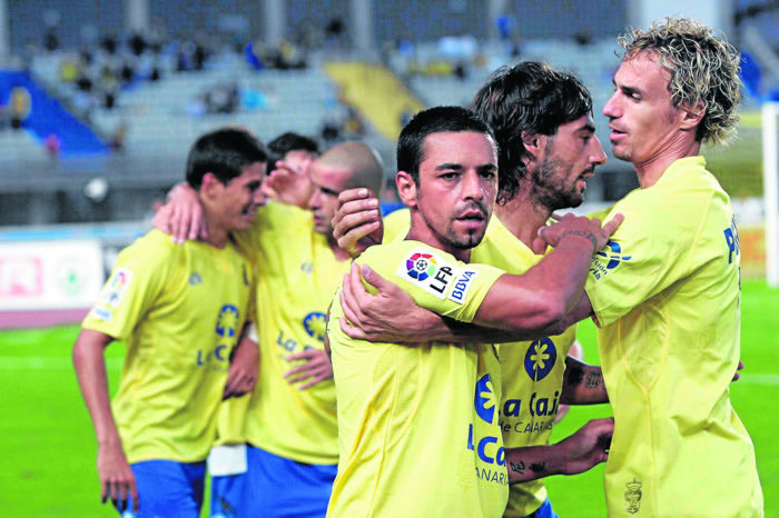 🎂Empezamos #DirectoMARCA felicitándole el cumpleaños a Guayre Betancor, exjugador de la @UDLP_Oficial: “En la segunda vuelta no están saliendo los resultados”. 💬 Whatsapp: 626 65 71 49 📻 88.2 / 98.3 (SUR) / 104.5 (LZN) 💻 radiomarcagrancanaria.com 📲 App para Android y iPhone