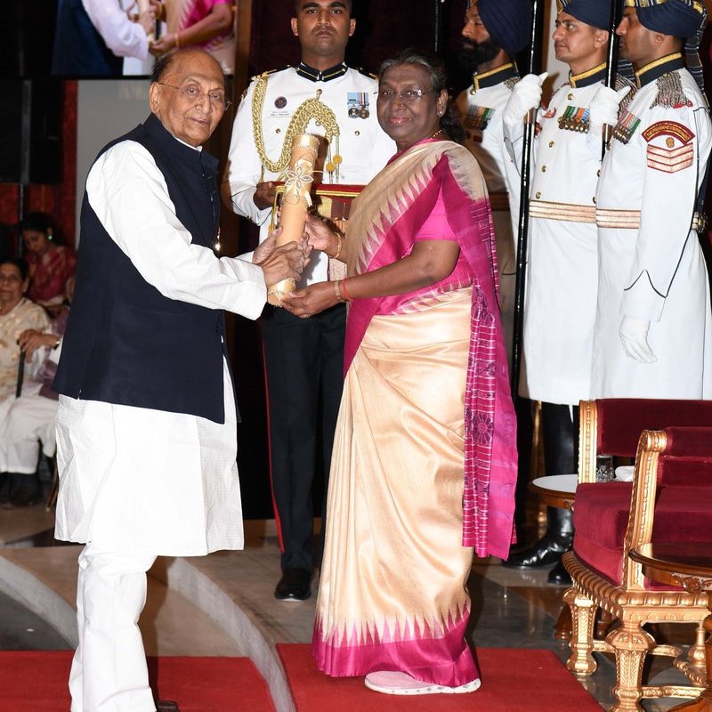 राष्ट्रपति श्रीमती द्रौपदी मुर्मू ने चिकित्सा के क्षेत्र में योगदान के लिए डॉ. सी. पी. ठाकुर को 'पद्म भूषण' से सम्मानित किया। डॉ. ठाकुर एक प्रतिष्ठित चिकित्सक हैं जिन्हें विश्व स्तर पर काला अज़ार पर अनुसंधान के लिए जाना जाता है। #PeoplesPadma #PadmaAwards2024