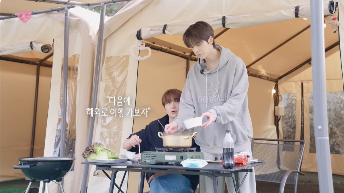 여기 너무 좋아서 발길질하느라 멈춤
존나 큰 얘길 뭔 경치구경하면서 담백하게 해
그래놓고 반응 중간중간 살핀다?ㅋㅋ
사귀잔 말도 저렇게 할 거 같음
결혼하잔 말도 저렇게 함