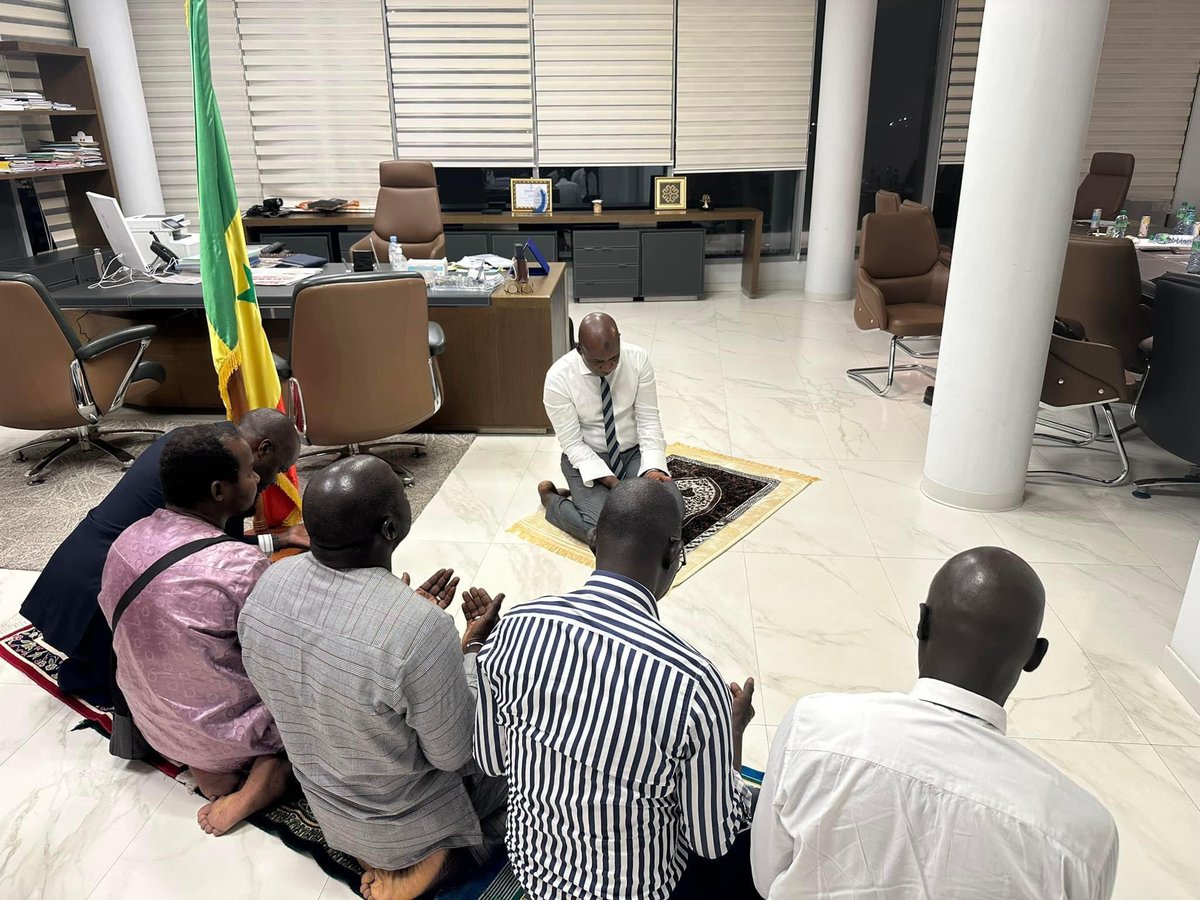 baye_fo's tweet photo. Moustapha Guirassy ministre de l’éducation nationale 🇸🇳❤️ https://t.co/sr5G8k2hhP