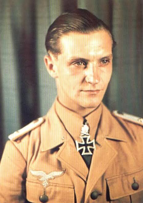Der Stern vor Africa(Afrika Yıldızı) 

Tüm Luftwaffe'nin en iyi pilotu, pilotların virtüözü, Rommel'in joker kartı; Hans Joachim Marseille
30 Aralık 1919, Charlottenburg, Berlin - 30 Eylül 1942, Sidi Abd el Rahman, Mısır)