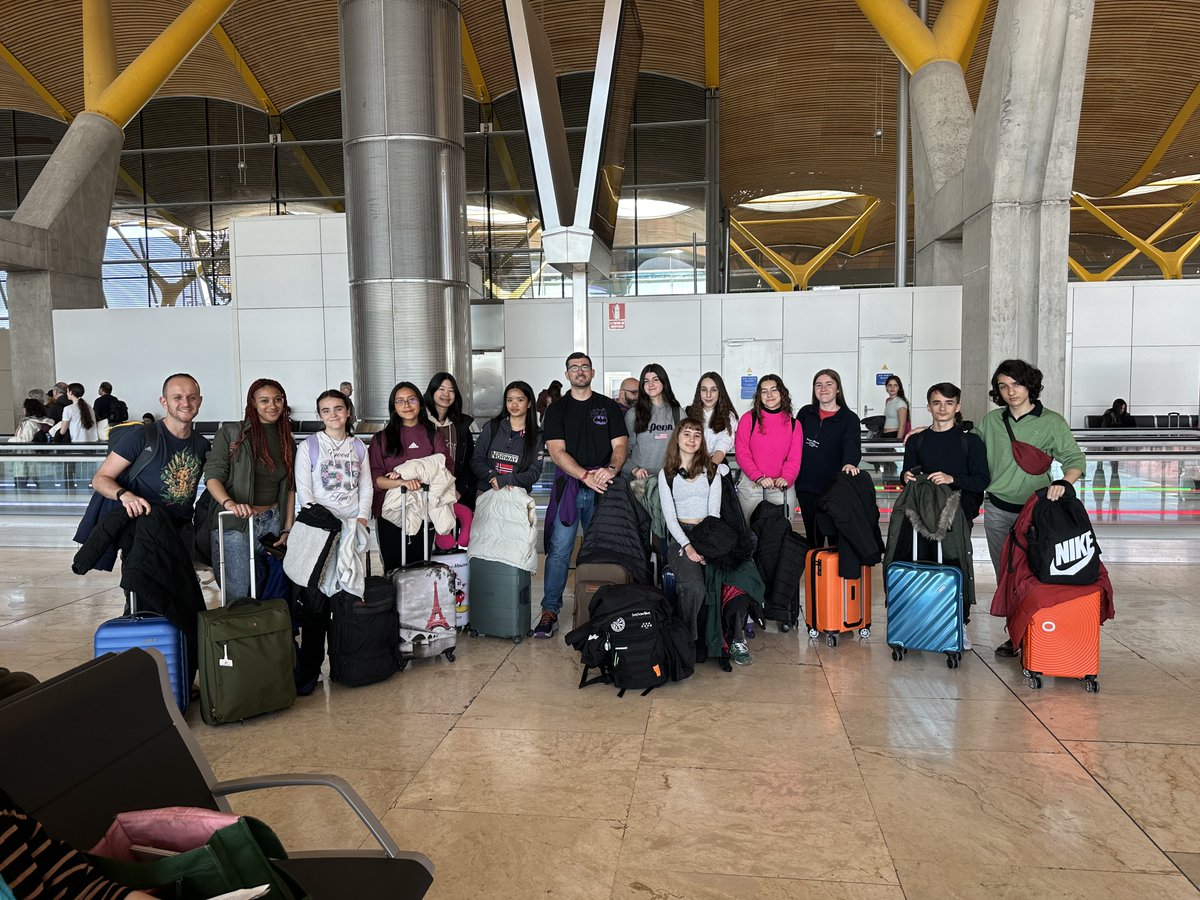 Hoy alumnas y alumnos de 4º ESO y 1 de Bachillerato despegan rumbo a Olomouc (República Checa). Allí estarán una semana dentro del proyecto #ErasmusPlus @sepie_gob #empiezalaaventura✈️