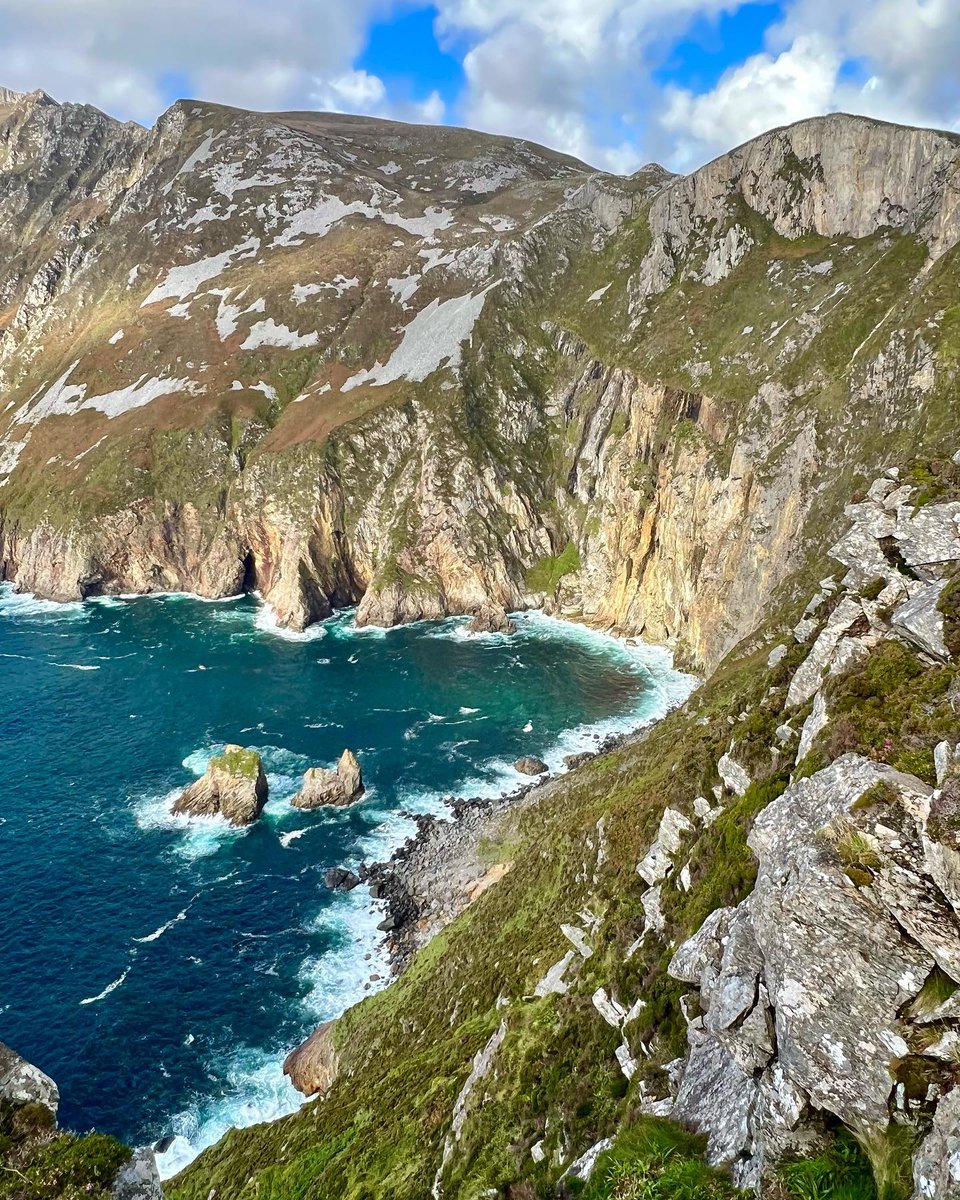 🌊 Hike the Pilgrim Path or take a boat tour to experience the mystic Sliabh Liag cliffs from sea! Check out this link to start planning your trip: shorturl.at/ltwG5 📸 anywhereweander [IG] #WildAtlanticWay