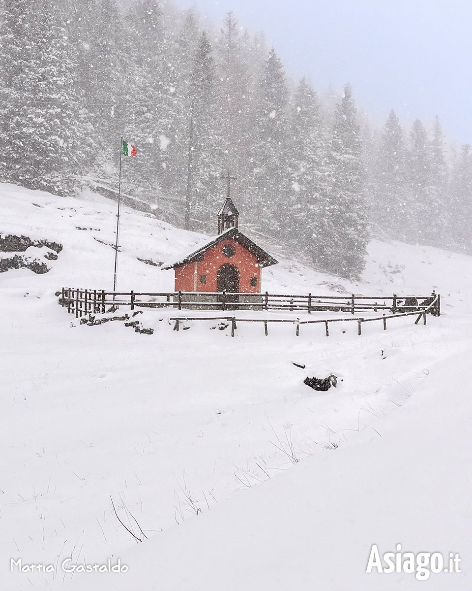 AsiagoIt's tweet photo. La #neve di #primavera a #Campomulo. ❄️
Ecco la chiesetta degli #Alpini in una foto di ieri. 😍 Per vedere la situazione quassù #adesso, qui le #webcamlive al #RIFUGIO CAMPOMULO:
> https://t.co/P62Eig2hyH
> https://t.co/WbbYkuNCdb
#Asiagoit #Gallio https://t.co/kdxu3J7Uir
