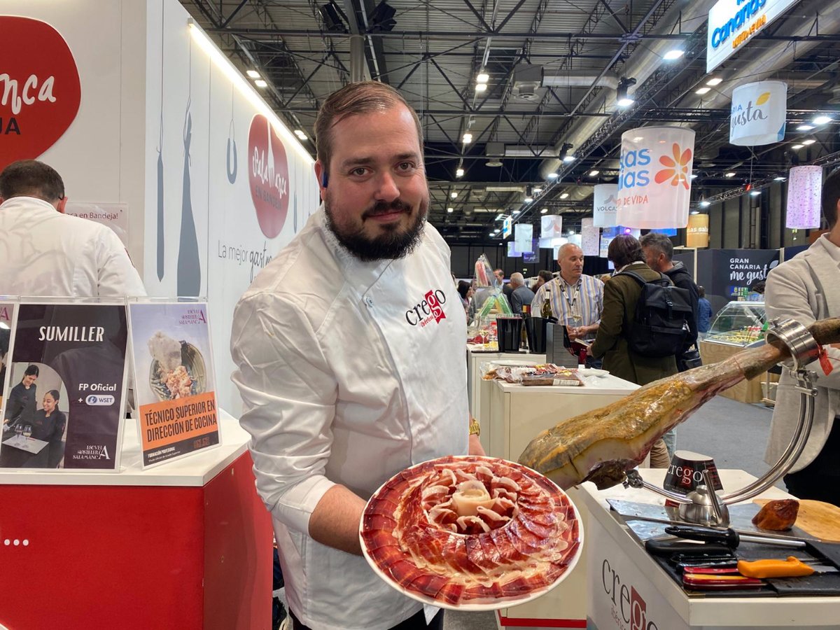 GrupoGourmets's tweet photo. 🥩 Siente el sabor de España en el Show Cooking de @Sebastian_Crego.

Déjate sorprender por una explosión de sabores y texturas mientras que el chef encargado crea obras maestras culinarias ✨.

⏰12:00 – 14:00
📍 Pabellón 3 – 3C30 https://t.co/CmHSDCsP4m