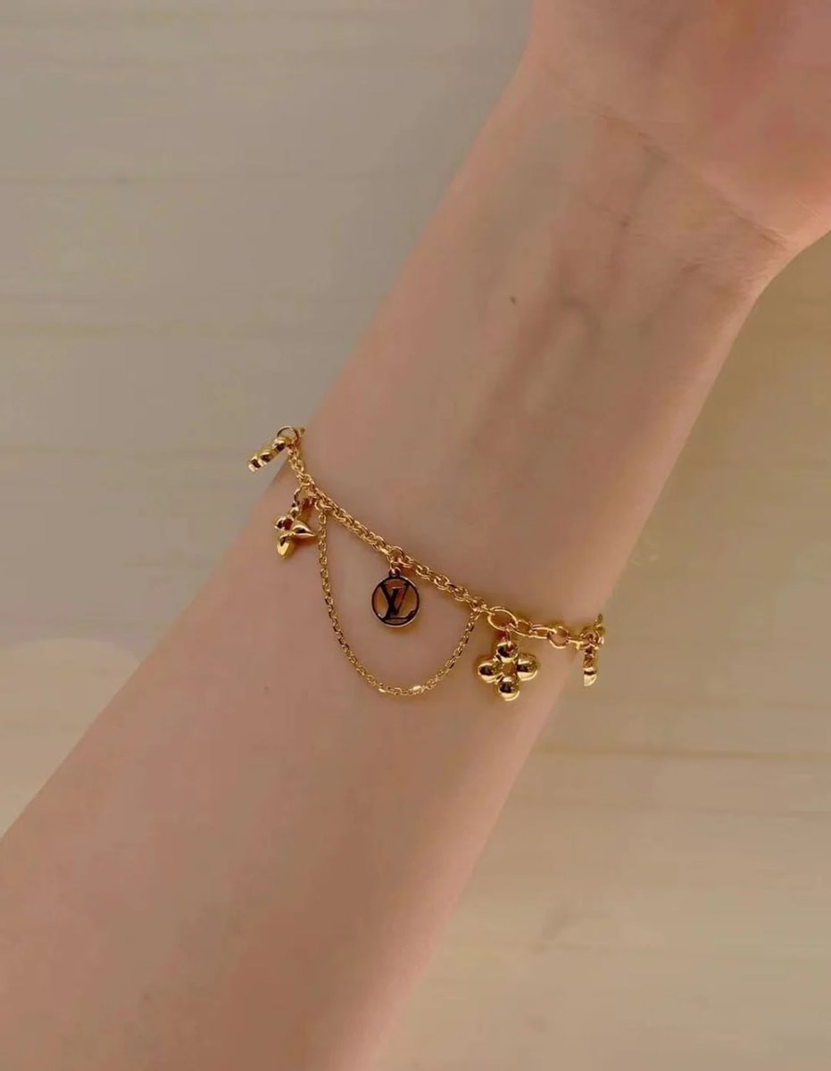 Epiphyllumer's tweet photo. Some accessories are most beautiful and suitable for you if they are simple https://t.co/w2fjt04ogq