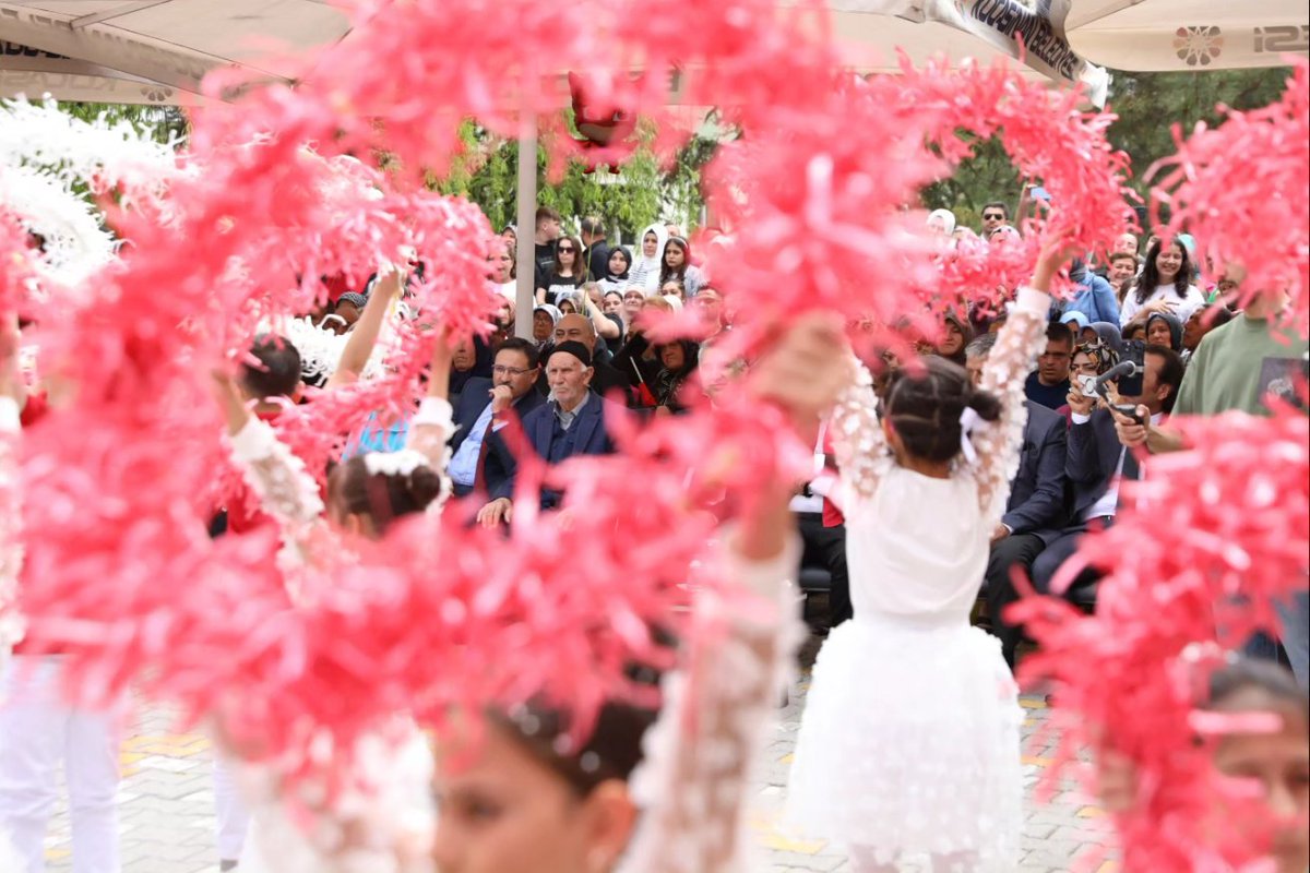 Valimiz Sayın Gökmen Çiçek, İl Protokolü ile birlikte Şehit Polis Ramazan Kırboğa'nın oğlu Yusuf Kırboğa'nın daveti üzerine Zübeyde Hanım İlkokulu'nda düzenlenen 23 Nisan Ulusal Egemenlik ve Çocuk Bayramı kutlamalarına katıldı.