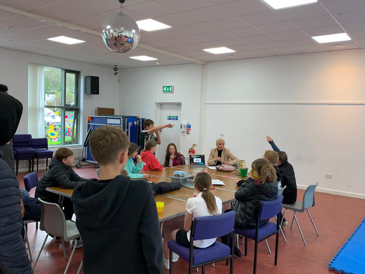 #OiamCharity 

✅👮 LEARNING SOMETHING NEW!

⭐️Yesterday we started a Consequences of Crime course at our #Windhill Youth Club! 

✅Facilitated by ex-prison-officer Vicki, our first session explored Gang Culture

❤️Incredible questions from the young people!

#PositiveLifestyle