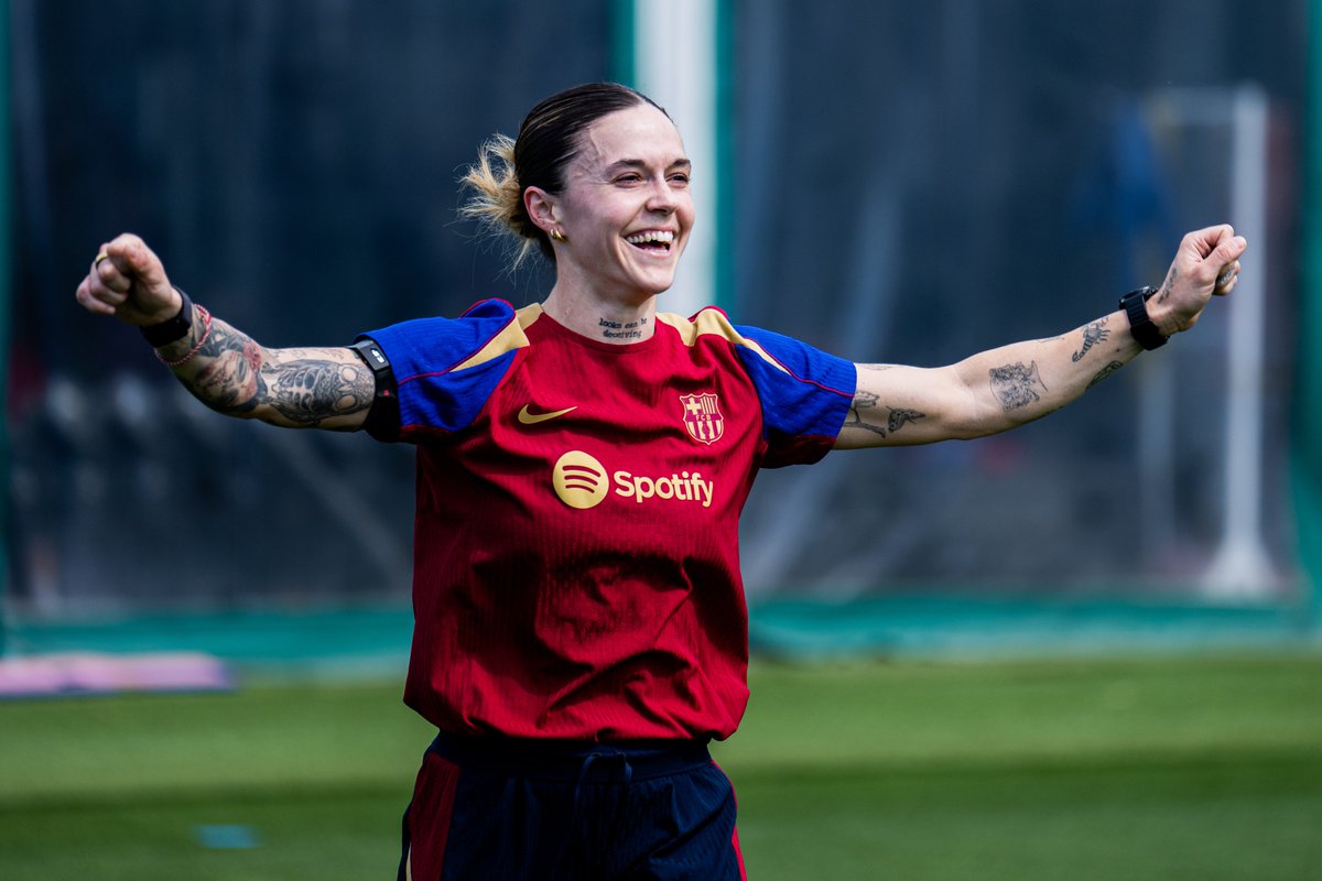 FCBfemeni's tweet photo. 🌹📖 @MapiLeon16 us desitja un 𝐅𝐄𝐋𝐈𝐂̧ 𝐒𝐀𝐍𝐓 𝐉𝐎𝐑𝐃𝐈! https://t.co/AIKwlli6XE