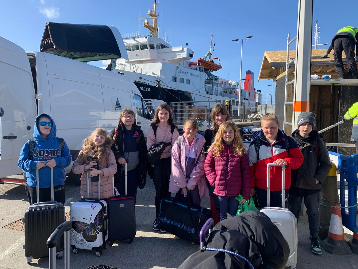 Tha GME clas 4-7 air bhioran airson turas gu Dun Eideann. P4-7 Gaelic are on their way to Edinburgh for their Gaelic residential @cnag_Alba They are very excited to meet with other Gaelic pupils and explore the city.